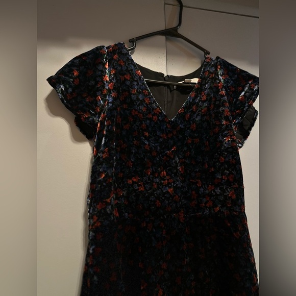 LOFT - Elegant Black Dress with Floral Accents (Size 2) - Picture 6 of 11